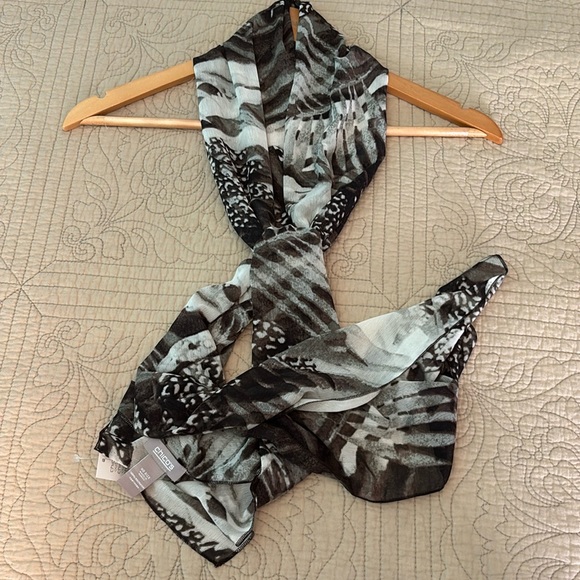 NEW🖤CHICO’S FERN/ANIMAL PRINT SCARF - Picture 1 of 8